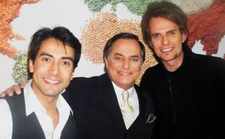 Ronnie Von recebe duas estrelas dos musicais: Luiz Araújo, de Zorro, e Cleto Baccic, do inédito Mamma Mia, na TV Gazeta, em SP. - CELINA GERMER, CLEIBY TREVISAN, DEBORAH VAIDERGORN, FLAVIA FUSCO, MAGDA NASCIMENTO, MÁRCIA STIVAL, MARCOS FINOTTI, MARINA DEIENO ALTENFELDER E RONEIA FORTE
