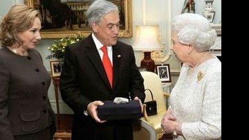 Em Londres, a primeira-dama Cecilia Morel Montes e o presidente chileno, Sebastián Piñera, ofertam à rainha Elizabeth II uma pedra do acidente na Mina de San José. - CELINA GERMER, CLEIBY TREVISAN, DEBORAH VAIDERGORN, FLAVIA FUSCO, MAGDA NASCIMENTO, MÁRCIA STIVAL, MARCOS FINOTTI, MARINA DEIENO ALTENFELDER E RONEIA FORTE