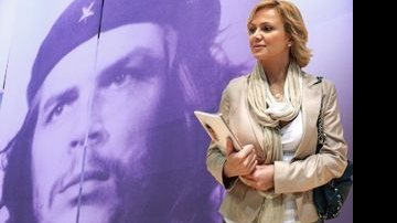 Mostra com ícones argentinos, como Che Guevara, e um livro gigante entram no roteiro de Eliana, em visita à feira do livro, na Alemanha.