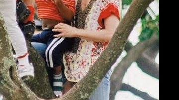 Na orla da Lagoa Rodrigo de Freitas, Rio, Drica ajuda seu filho a subir na árvore. Ainda de lenço por causa do tratamento contra a leucemia, a atriz mostra excelente recuperação. - J. HUMBERTO