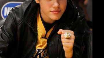 Justin Bieber assiste ao jogo do Lakers todo uniformizado - Getty Images