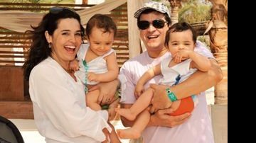Em Goiás, Fernando e Suzy esbanjam felicidade com os filhos, Massimo e Marco. - FELIPE ANDO