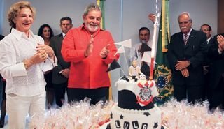 No DF, diante do bolo do Corinthians, Lula festeja com dona Marisa e os funcionários do Palácio do Planalto. - REUTERS, RICARDO STUCKERT