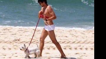 Gustavo Leão passeia com cachorro na praia - AgNews