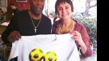 Rei Pelé e Valéria Baraccat comemoram camiseta autografada - Divulgação