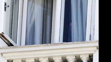 Robert Pattinson na janela do Hotel Copacabana Palace - AgNews / AgNews