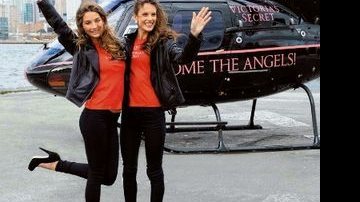 Com looks iguais, as angels chegam de helicóptero à cidade canadense. - QUEEN INTERNATIONAL