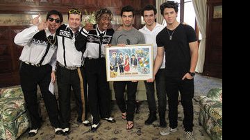 A banda Jonas Brothers com os humoristas Hubert, Beto Silva, Hélio de La Peña e Marcelo Madureira - TV Globo / Alex Carvalho