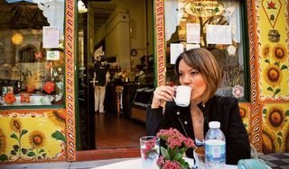 Apaixonada por viagens, ela toma café em uma lojinha de produtos orgânicos no descolado bairro Palermo Soho. - Adriana Carolina
