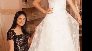 Radiante, a atriz escolhe o vestido que usará em sua boda com a ajuda da estilista Marie Lafayette, no Rio. - Caio Guimarães / Giane Carvalho