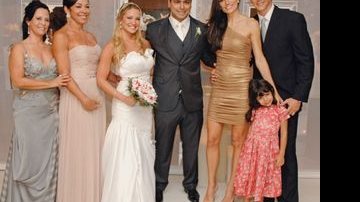 Os noivos entre as mães, Elisabeth Reis e Mery Tristão e o casal Andréa e Márcio com a filha, Nina. - IVAN FARIA