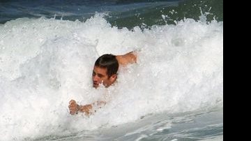 Em Copacabana, Paul, que é apaixonado por velocidade, pratica surfe de peito. - AGNEWS