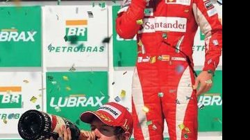 No pódio, Vettel festeja sua quarta vitória na temporada e Alonso fica com o terceiro lugar. - REUTERS E SAMUEL CHAVES / S4 PHOTO PRESS