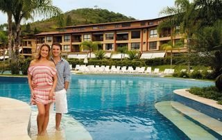 Na piscina do hotel Meliá Angra, Estado do Rio, casal de atores conta detalhes da relação de 2 anos e 3 meses. - SELMY YASSUDA/ARTEMISIA FOT. E COMUNICAÇÃO; BELEZA: MAURÍCIO NAZÁRIO
