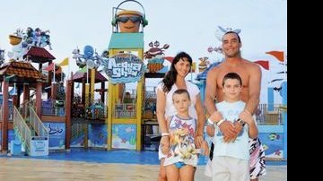 Na ensolarada Fortaleza, Paulo, a mulher e os filhos desfrutam das atrações do Beach Park. - JOÃO PAULO