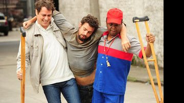 Gerson (Marcelo Antony), Danilo (Cauã Reymond) e frentista - TV Globo/João Miguel Júnior
