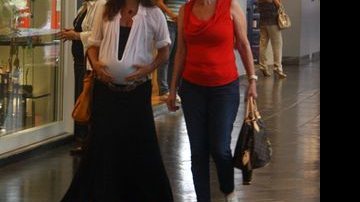Juliana Paes em dia de compras com a sogra - AgNews