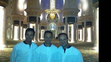 Rubens Barrichello visita mesquita em Abu Dahabi ao lado de Luciano Burti e Fernando Mendes - Reprodução Twitter