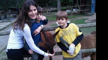 Isabeli Fontana e os filho Zion e Lucas - Reprodução Twitter