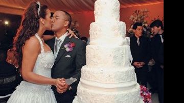 O casal se beija diante do bolo feito por Livete Daflon... - FOTOS: IVAN FARIA
