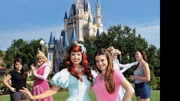 Em frente ao Castelo da Cinderela, no parque Magic Kingdom, Ana se encontra com a sereia Ariel. Ao fundo, Rafaela e Ana Paula, encantadas com as lindas princesas. - LORENZO MARTIN