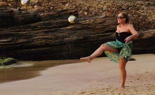 Na praia da Azeda, em Búzios, Susana brinca com a bola antes de... - MARCELO DUTRA