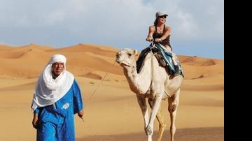 A atriz faz o passeio típico de camelo nas dunas de Erg Chebbi, fronteira com o Deserto do Saara. - FOTOS: JOSÉ ZAMBUJAL
