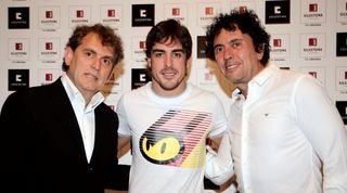 Angelo Derenze e João Armentano ladeiam o piloto Fernando Alonso, que assina coleção Sport Series, da marca espanhola Silestone, em SP. - ANDRÉ VICENTE, BRUNO CARVALHO, CAUÊ MORENO, DANIEL DEREVECKI, DAYAN CHIODO, EDUARDO VIANA, MARCIA STIVAL, MARGARETHE ABUSSAMRA/ABUSSAMRA PHOTOS, ROGÉRIO RESENDE E HEILA GRECCO