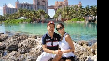 O casal aprecia as belezas e atrações de luxuoso resort, em Nassau.