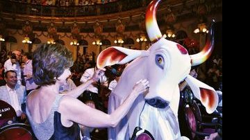 Zezé Polessa se diverte com as estripulias do boi Garantido, no Teatro Amazonas. - FOTOS: UERLAN MONTEIRO