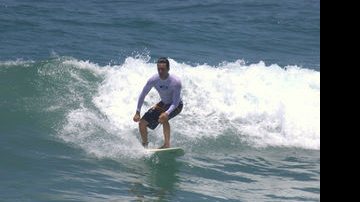 Rodrigo Santoro surfa no Rio de Janeiro - AgNews