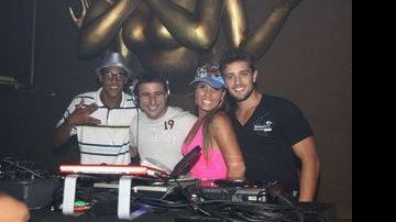 Marcello Melo Jr. e Rafael Cardoso se divertem com os DJs da noite - AgNews