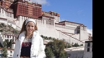 O sorriso de Leona demonstra seu fascínio pelo imponente Palácio de Potala, em Lhasa, capital do Tibete, considerada uma das cidades mais Zaltas do planeta.