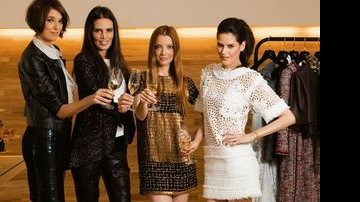 Lara Gerin, Cassia Avila, Julia Petit e Luiza Mariani trocam dicas de beleza e apreciam as novidades da Chanel em primeira mão. - CAIO GUIMARÃES