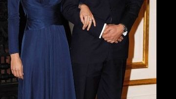 Após oito anos juntos, o herdeiro do trono britânico e sua musa confirmam a boda para 2011. No palácio de St. James, Kate usa vestido da brasileira Daniella Helayel e exibe a joia dada por ... - REUTERS