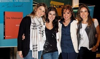 Entre as herdeiras Daniela, Renata e Patrícia, a mulher de Silvio Santos autografa Recados Disfarçados, em São Paulo. - RENATA D'ALMEIDA