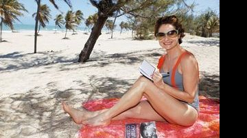 Na praia de Cumbuco, no Ceará, a atriz coloca a leitura em dia e anota ideias em caderninho. - CHICO GADELHA