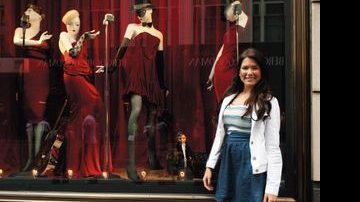 Ela aprecia a vitrine da Bergdorf Goodman, na qual manequins viram cantoras de cabaré. - FOTOS: MARTIN GURFEIN, SELMY YASSUDA/ARTEMISIA FOT. E COMUNICAÇÃO