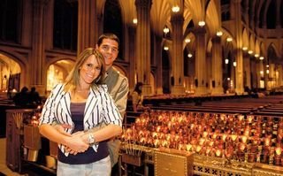 Com casamento marcado para dezembro, eles agradecem a felicidade que encontraram na Saint Patrick Cathedral, o maior templo católico dos EUA. - FOTOS: Cadu Pilotto