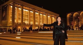 O riso fácil de Fafá entre o Avery Fisher Hall, sede da Filarmônica de NY, e o Metropolitan Opera House. - FOTOS: JOÃO PASSOS
