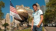 Em frente ao monumento The Sphere, que relembra o ataque ao World Trade Center, em 2001, Erich se solidariza com as vítimas do atentado. - FOTOS: SELMY YASSUDA / ARTEMISIA