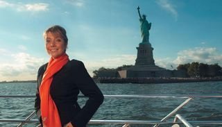 No cenário que simboliza a independência dos EUA, Luiza curte o passeio na baía da Big Apple, uma das aventuras que viveu em NY durante sua estada no Castelo. - FOTOS: SELMY YASSUDA