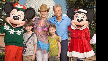 Michael Douglas e sua família se divertem na Disney - Fonte da notícia: Site da Revista People