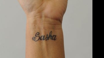 Xuxa tatuou o nome da filha no pulso - Divulgação