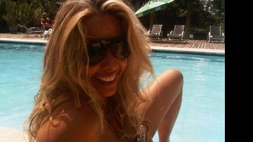 Antes do casório, Adriane Galisteu relaxa na piscina - Reprodução Twitter