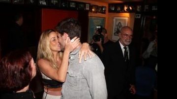 Danielle Winits beija o amado Jonatas Faro - AgNews