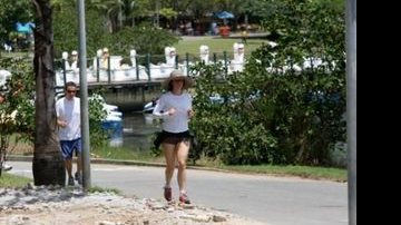 Fernanda Torres se exercita na Lagoa Rodrigo de Freitas - AgNews