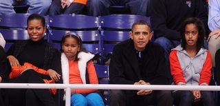 Obama assiste a jogo da liga universitária de basquete com a família - City Files