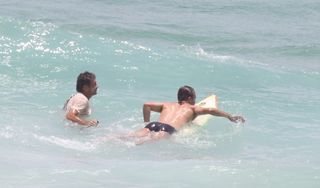 Roger Flores se arrica no surfe - Dilson Silva / AgNews