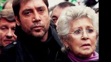 O ator espanhol Javier Bardem e a mãe, a atriz Pilar Bardem, protestam em Madri contra a violência no Marrocos. - ALEX PASQUELLE, FLAVIA COEV, FRANCISCO CEPEDA/AGNEWS, LAURENI FOCHETTO, MARGARETHE ABUSSAMRA, MATEUS MONDINI, REUTERS, RODRIGO ZORZI, SHEILA GRECCO, THAYS BITTAR, VIRGÍNIA RODRIGUES